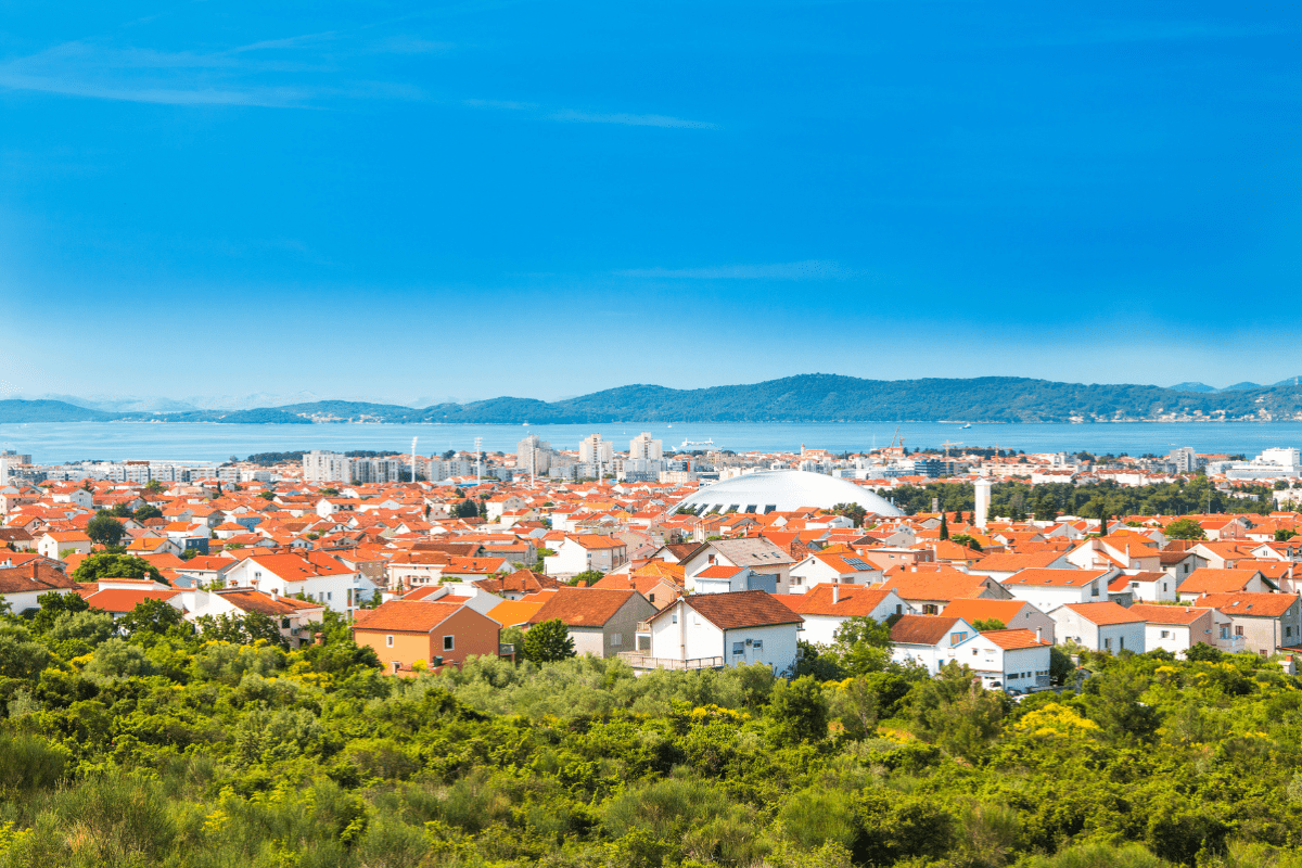 Aussicht auf kroatische Küstenstadt mit Meerblick – beliebte Region für den Kauf einer Villa in Kroatien.